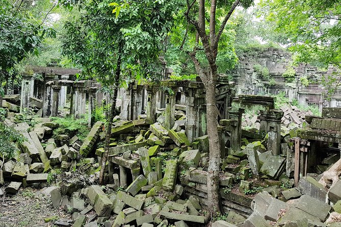 2-Days Private Tour in Angkor Sunrise, Banteay Srei and Beng Mealea Temple - Day 1: Angkor Wat sunrise and the first wave of stone
