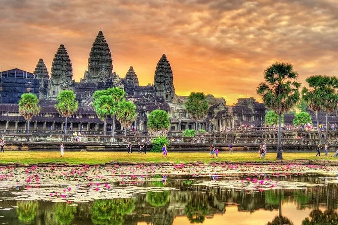 3-Day Tour(Unforgettable Angkor Temple Complex, Banteay Srei& Floating Village) - Day 1: Angkor Thom temples, terraces, and the face of Bayon