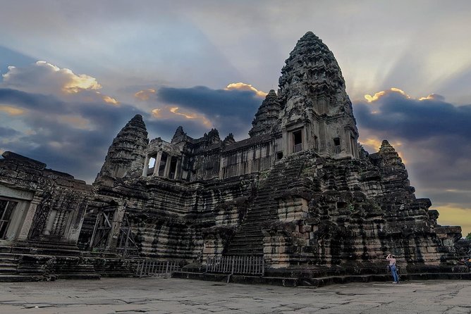 4-Day All Major Temples & Kulen mountain & Koh Ker & Beng Mealea - Day 2: Phnom Kulen’s 1,000 Lingas, Banteay Srei’s Pink Sand, and Pre Rup at Dusk-Time