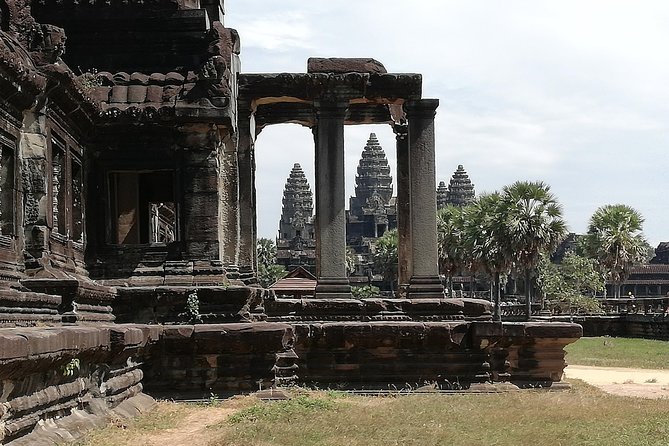 Afternoon Angkor Wat Private Tour with Sunset - Sunset at Phnom Bakheng Mountain: How to Prepare for the Payoff