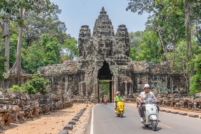 Angkor Adventure Vespa Tour / Tuk Tuk or Car - Stop 4: Srah Srang lunch break and an easier reset