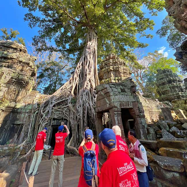 Angkor Wat in a vintage Jeep with driver - jeep rental - Driver-as-host: English-speaking guidance, without inside temple escort