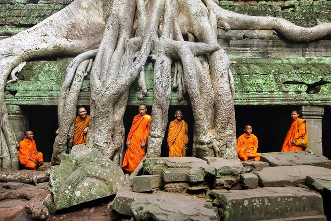 Angkor Wat Temples Tour with Entrance Ticket and Lunch - Bayon Temple and the Smiling Faces Moment