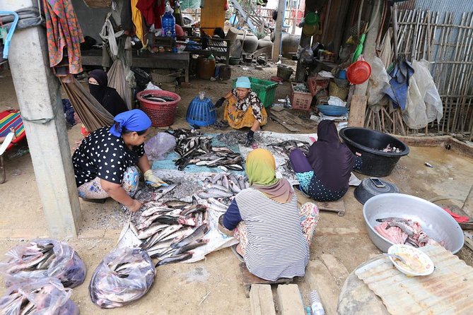 Customs and Culture Half Day Walk and Bike Tour in Battambang - Lunch with local families: what you’re really paying for