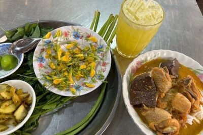 Evening Cambodian Food Tour - Stop 1: Wat Botum Park Rice Noodles to Start Easy