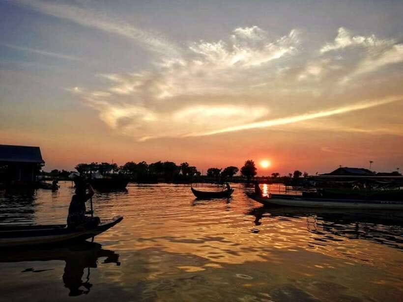 Floating Village and Tonlé Sap Sunset Tour - The motorboat ride: small waterways, big contrasts