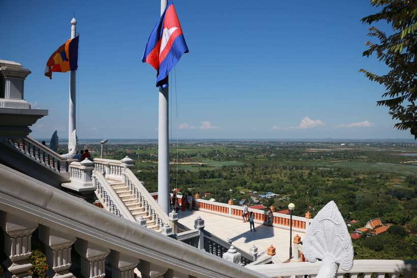 From Phnom Penh: Oudongk Mountain and Koh Chen Island Tour - Street food markets after the hike: try small bites and follow your guide