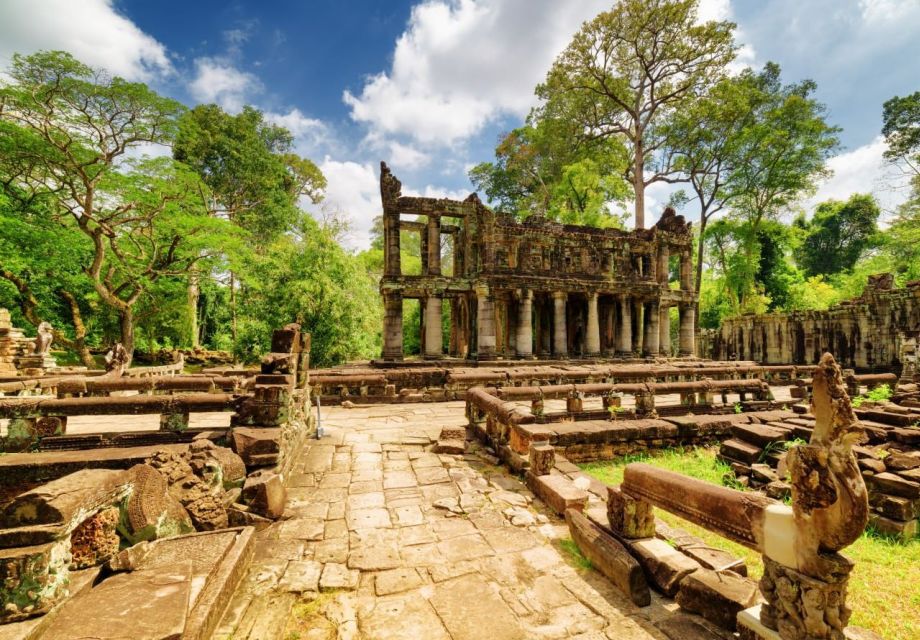 From Siem Reap: Banteay Srei Temple & Grand 5 Temple Tour - Ta Som: The Stone Gate and the Giant Roots Effect