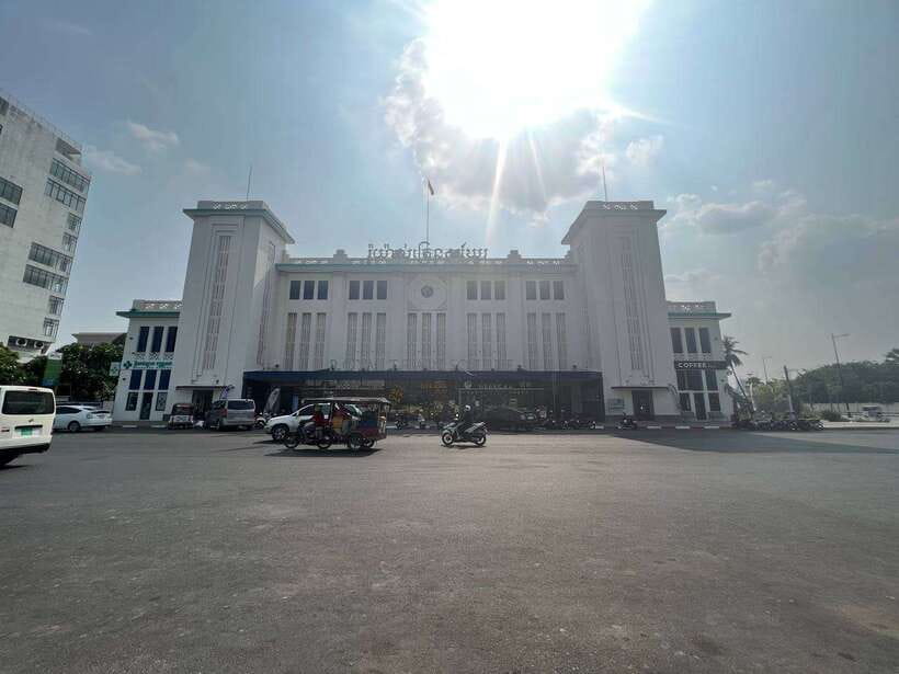 Heritage tour of Phnom Penh in electric bus - Stepping into three special places