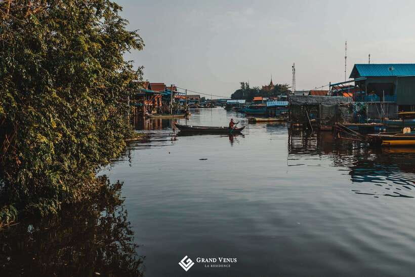 Kampong Phluk Floating Village Tour by Boat - Floating cafe and the return: a calmer ending