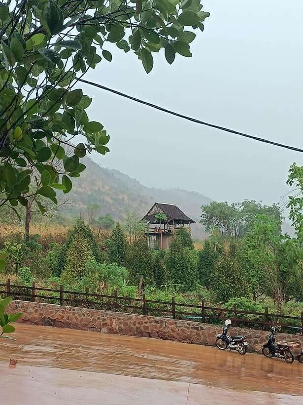 Kampot: Full-day Countryside Tour with Pepper Farm and Kep - Phnom Chhngok cave temple: 203 steps and a Shiva shrine