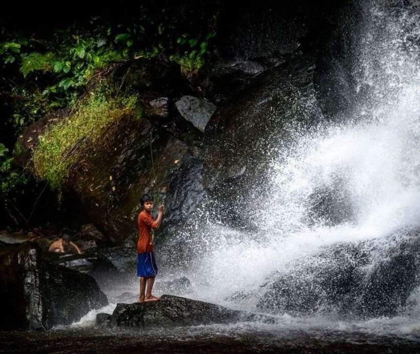 Phnom Kulen Waterfall & the Sacred 1000 Lingas (with Lunch) - Preah Ang Thom Pagoda and the Reclining Buddha: short climb, big reward
