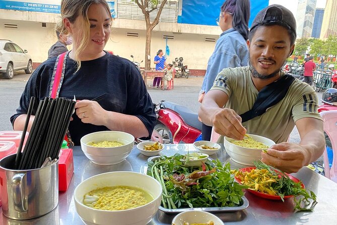 Phnom Penh Authentic Evening Food Tour 100% By Local - Wat Botum Park: fragrant noodles with edible flowers and pickles
