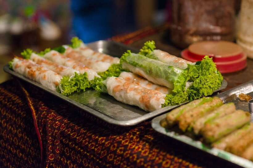 Phnom Penh: Evening Food Tour with Drinks & Tuk Tuk Included - Guide quality is a big deal here