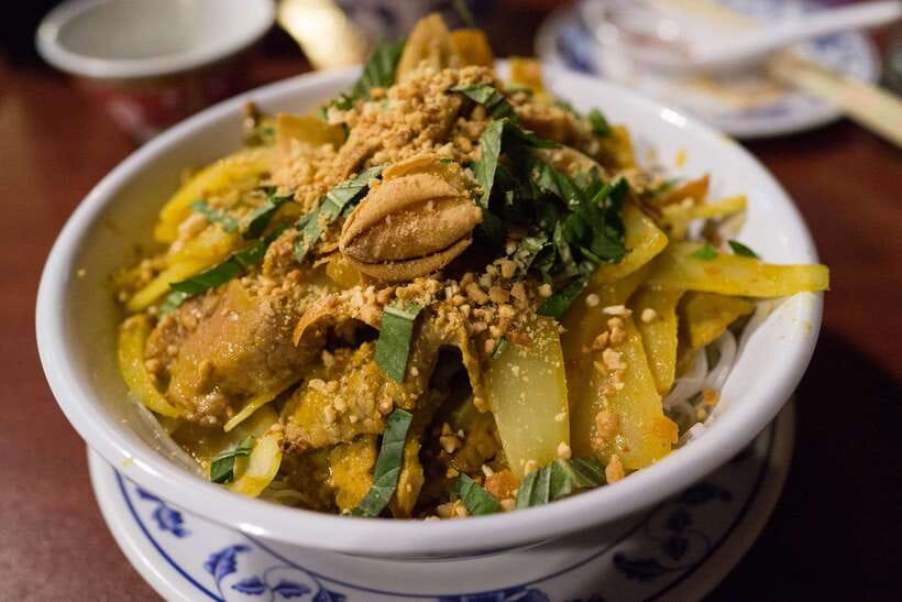 Phnom Penh: Evening Food Tour with Drinks & Tuk Tuk Included - Independence Monument and Royal Palace: photos plus street food