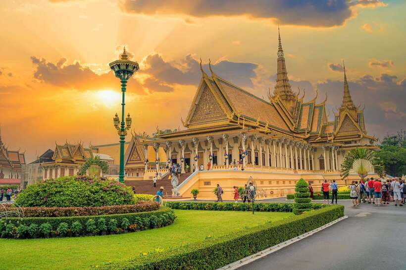 Phnom Penh Full Day Private Tour with All Admission Tickets - Wat Phnom and Wat Ounalom: Two Temples, Two Ways to Breathe