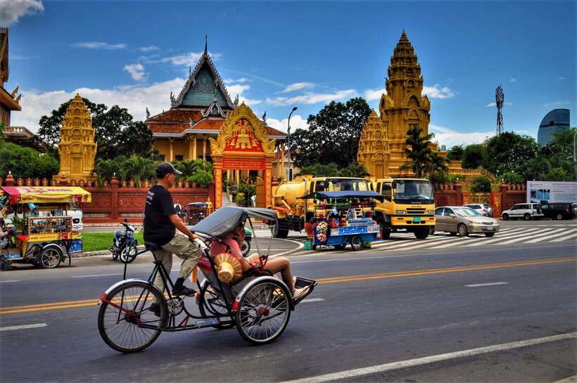 Phnom Penh Full Day Private Tour with All Admission Tickets - Choeung Ek Killing Fields: When the Walk Changes Your Pace