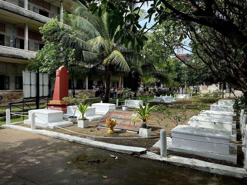 Phnom Penh: Killing Fields and Prison S21 Bus Tour - Getting to S21 and the Killing Fields without the Phnom Penh stress