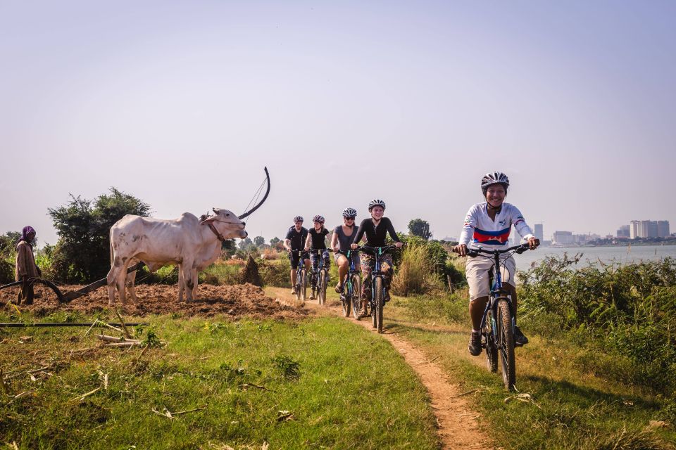 Phnom Penh: Mekong Islands & Silk Islands Guided Bike Tour - The pagoda visit: Buddhism you can see in daily life