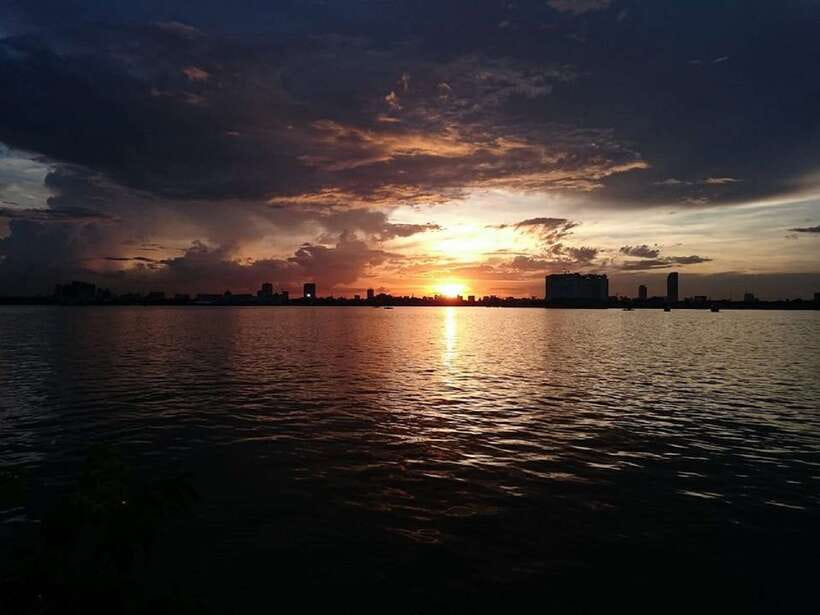Phnom Penh: Mekong River Sunset Cruise with free flow drink - Four Faces River, Royal Palace, and Diamond Island from the water