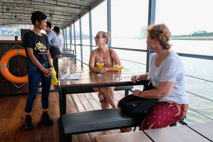 Phnom Penh: Mekong Sunset Dinner Cruise with Live Music - What you’ll see from the water: palace area, bridges, and floating villages