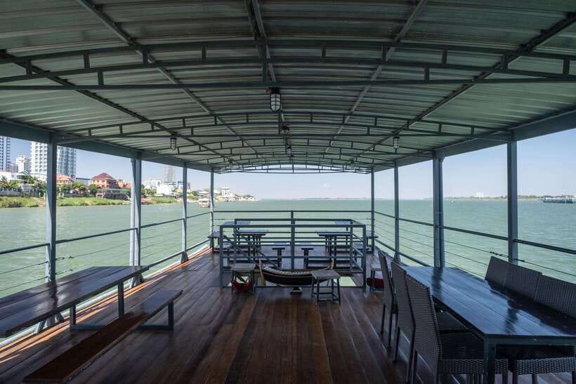 Phnom Penh: Mekong Sunset Dinner Cruise with Live Music - The onboard atmosphere: comfy seating, toilets, and how the band plays