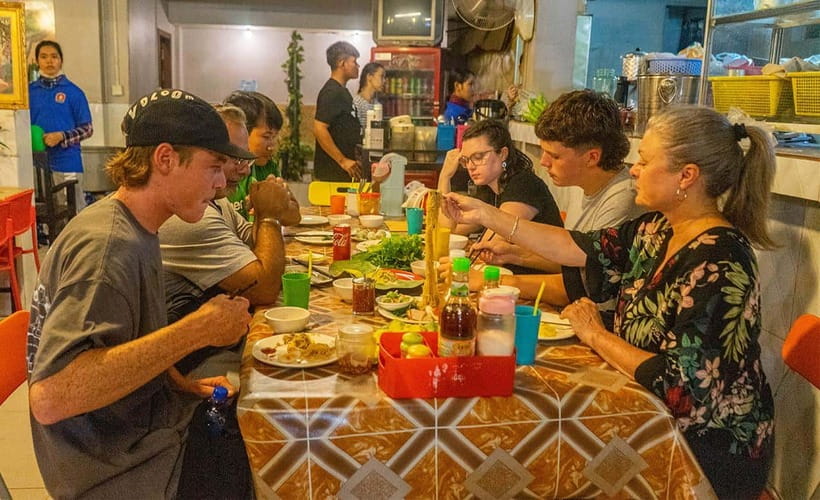 Phnom Penh: Night Foodie Tour by Tuk Tuk with Drinks - Meeting at your hotel and riding Phnom Penh at night