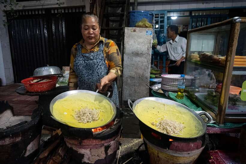 Phnom Penh: Night Foodie Tour by Tuk Tuk with Drinks - Phnom Penh Night Market: photos, people, and quick bites