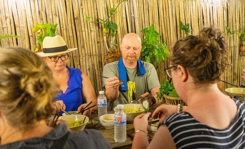 Phnom Penh: Night Foodie Tour by Tuk Tuk with Drinks - Royal Palace and Independence Monument photo stops