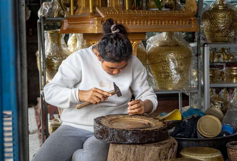 Phnom Penh: Phnom Oudong & Koh Chen Village - Lunch include - Koh Chen Village: Clay and Silver Craft in Real Workshops