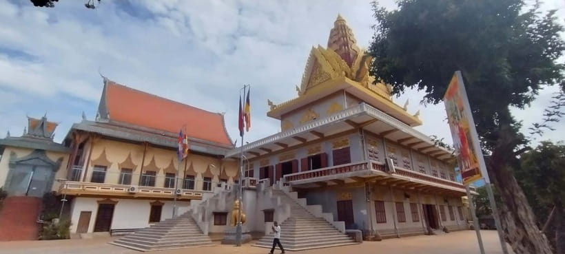Phnom Penh: Private City Tour by Tuk-Tuk/Full or Half Day - Wat Phnom and the Lady Penh story: a satisfying ending