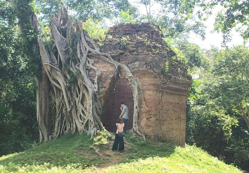 Phnom Penh - Siem Reap Road Transfer Plus Sightseeing - Skoun Market, Spider Ville, and the Start-of-Day Energy Check