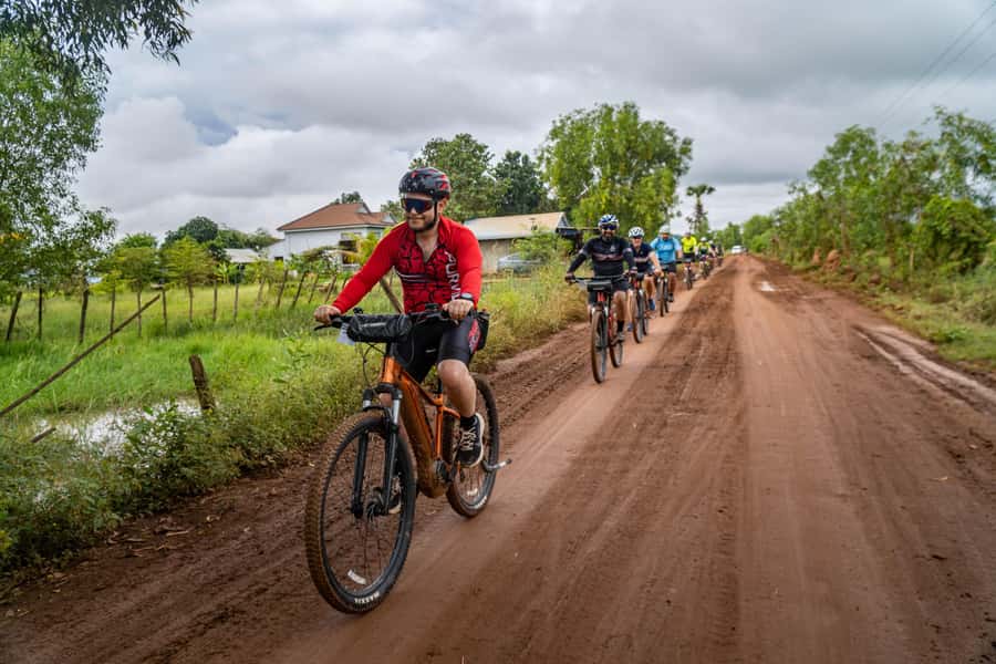 Phnom Penh: Silk Islands Half-Day Bike Tour - Koh Oknha Tei Market and school visits: seeing daily life up close