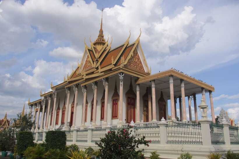 Phnom Penh Small Group City Tour - Choeung Ek Killing Fields: The Memorial That Demands Quiet