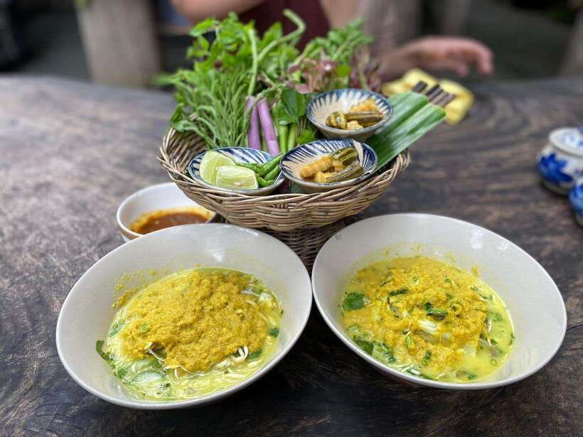 Phnom Penh: Street Art & Food Tour by Tuk-Tuk - Wat Botum Park Lunch: a Simple Midday Reset