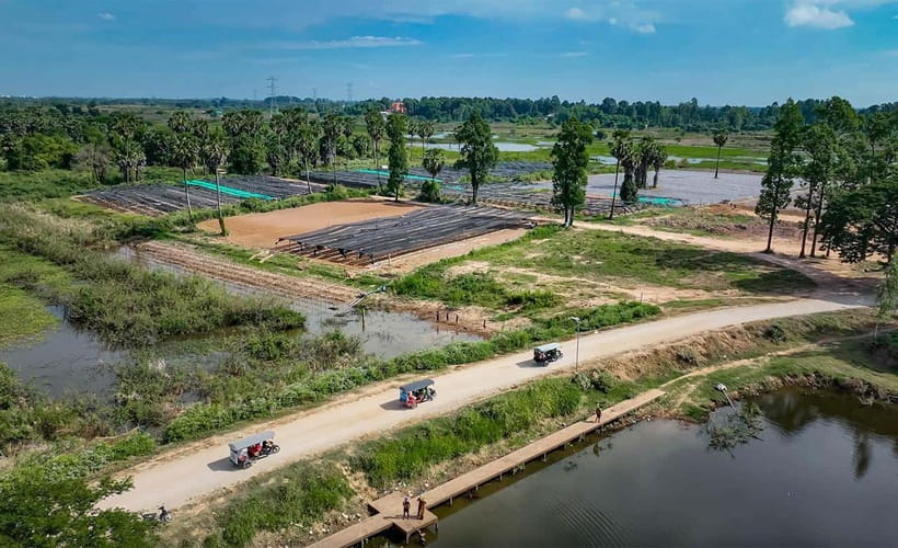 Phnom Penh to Silk Island By Tuk-Tuk with local Expert - Buddhist Temple Visit: How Religion Shows Up in Real Life