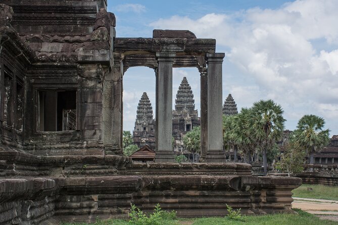 Private Angkor Wat Temple Tour - Stop 2: Angkor Thom South Gate (Tonle Oum) and the Five Gates Idea