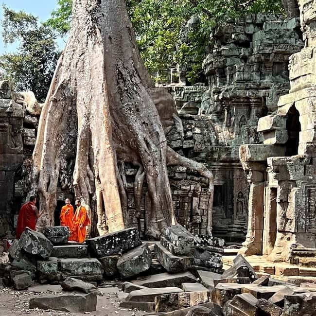 Siem Reap: Angkor 1-Day Private Tour with Sunset or Sunrise - Victory Gate and the Bayon: smiling towers with real meaning
