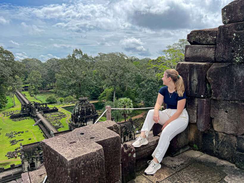 Siem Reap: Angkor Wat Small-Group Day Tour and Sunset - Phnom Bakheng Sunset: The Classic Climb and How to Survive It