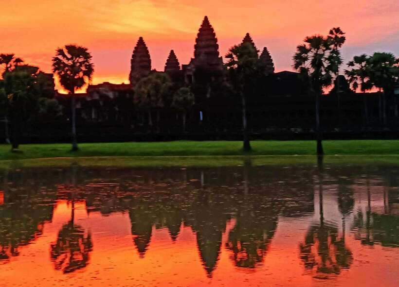 Siem Reap: Angkor Wat Sunrise or Sunset Guided Tour - Pickup, minibus comfort, and the group-size advantage