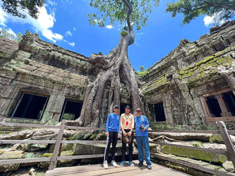 Siem Reap: Angkor Wat Sunrise Tour via Tuk Tuk & Breakfast - Angkor Wat at sunrise: what to see and how to enjoy the first hour