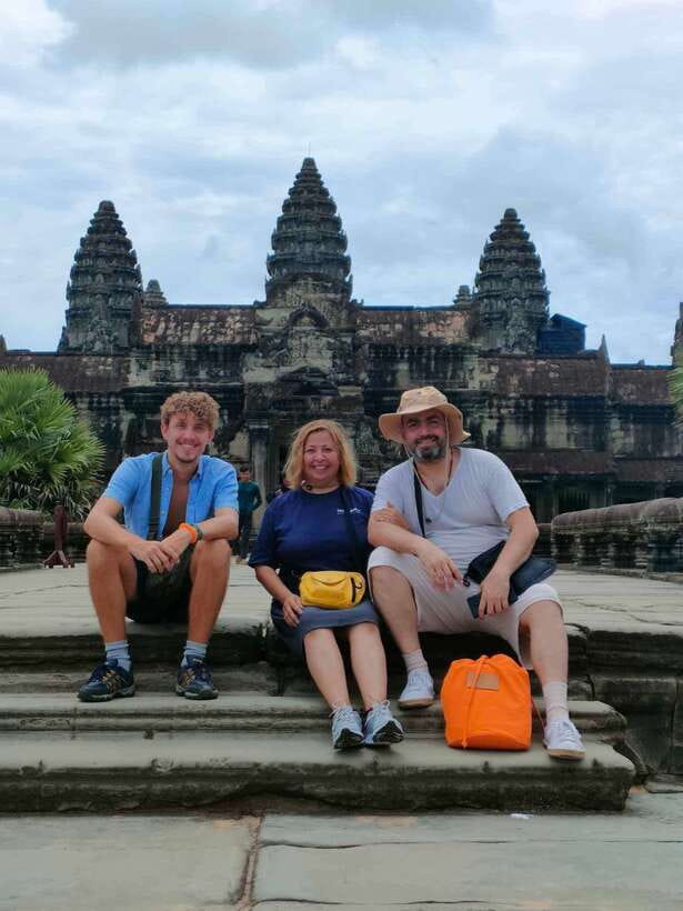 Siem Reap: Full-Day Angkor Wat Guided Tour with Sunset - Phnom Bakheng Sunset: The Climb to the Best Views