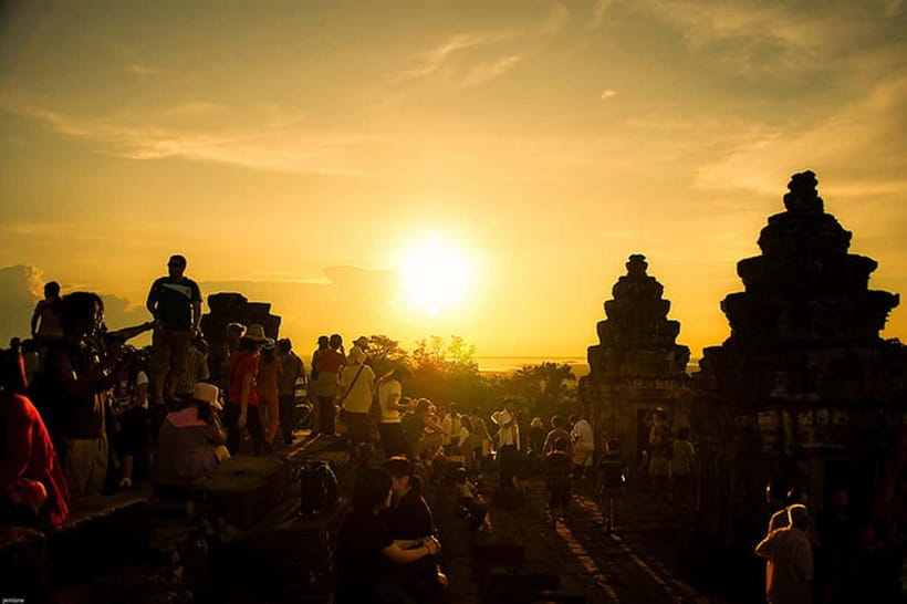 Siem Reap: Private Angkor Wat & Bakheng Mountain Sunset Tour - Practical Angkor Wat touring tips (so you actually see it)