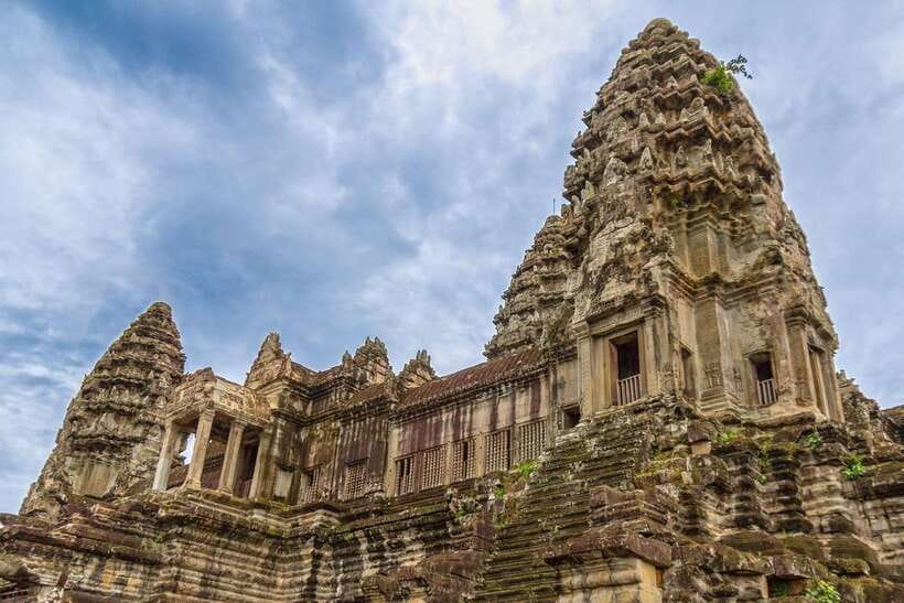Siem Reap: Private Angkor Wat & Bakheng Mountain Sunset Tour - Beating the crowd wave at the mountain