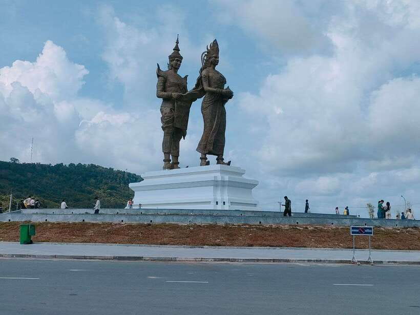 Sihanoukville Full Day City Tour with Transportation & Guide - Wat Krom Pagoda: gold, murals, and a calm place to slow down