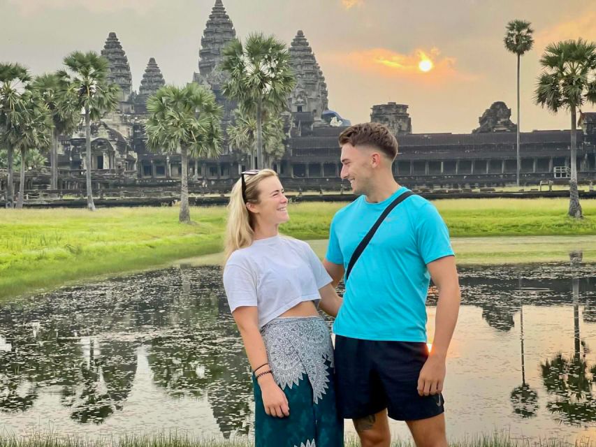 Small-Group Full Day Angkor wat Guide tour with Sun set - Phnom Bakheng hill at sunset: how to end strong