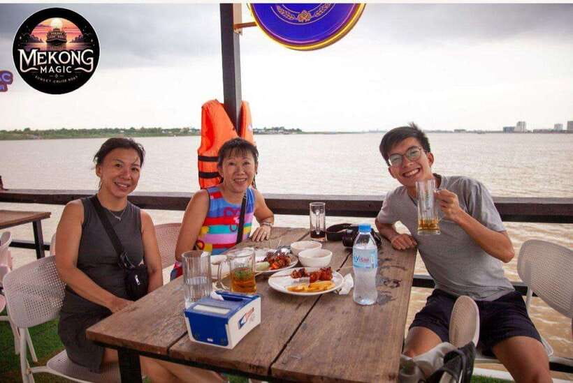 Sunset Cruise-Unlimited Beers-Sodas-BBQ buffet-Fruit platter - The ride length and pacing: about 1.5 hours of golden hour